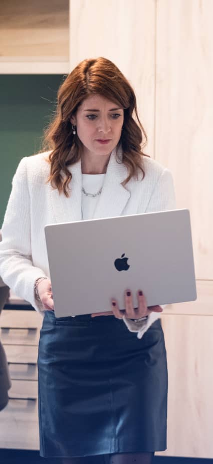 Femme debout avec son ordinateur portable dans les mains