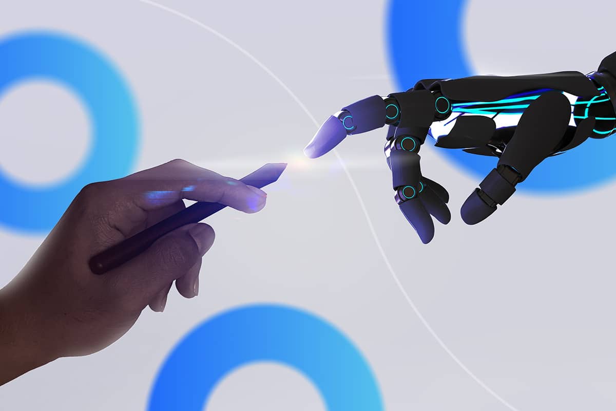 main de designer tenant un crayon touchant le doigt d'un robot AI