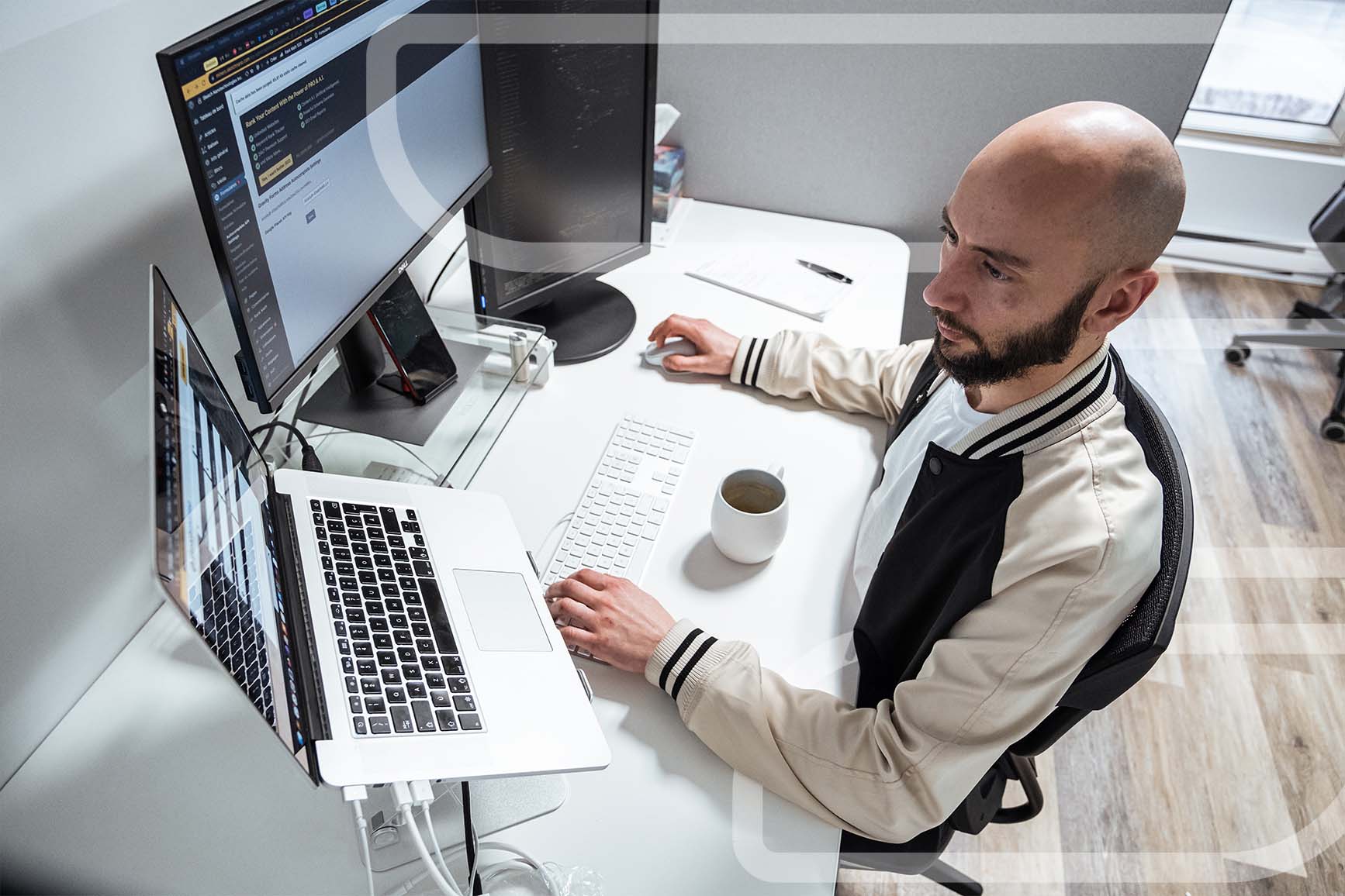 Programmeur en train de travailler un site Web